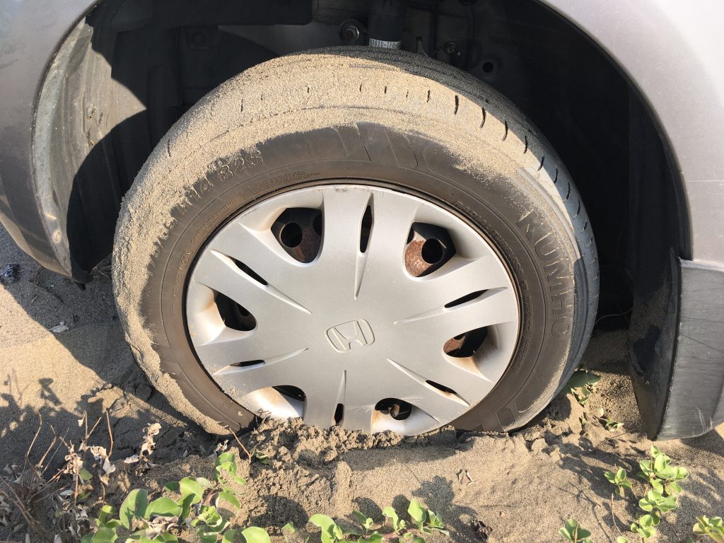 砂浜で車がスタック 実践編 埋まったあとの脱出方法 おけば走る子