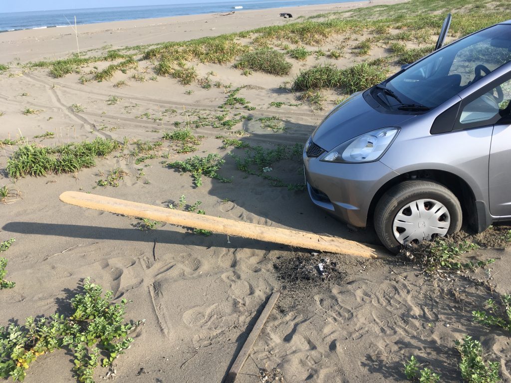 砂浜で車がスタック 実践編 埋まったあとの脱出方法 おけば走る子