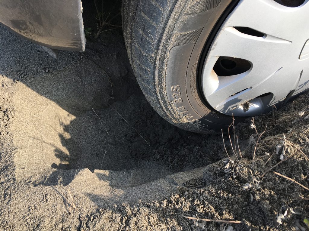 砂浜で車がスタック 実践編 埋まったあとの脱出方法 おけば走る子