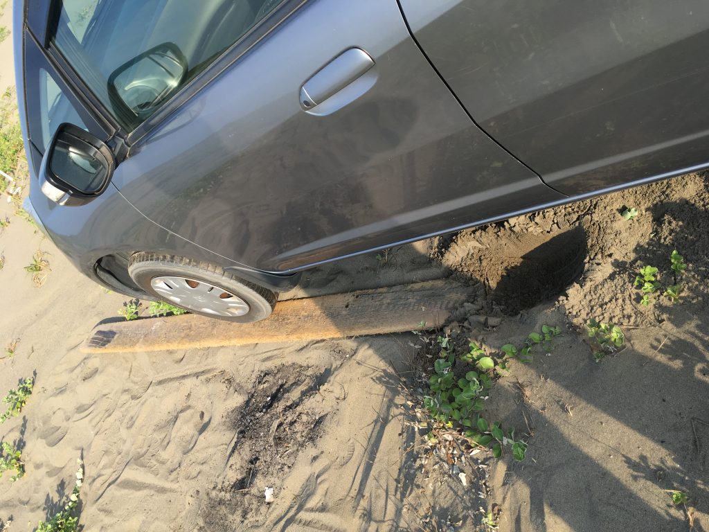 砂浜で車がスタック 実践編 埋まったあとの脱出方法 おけば走る子