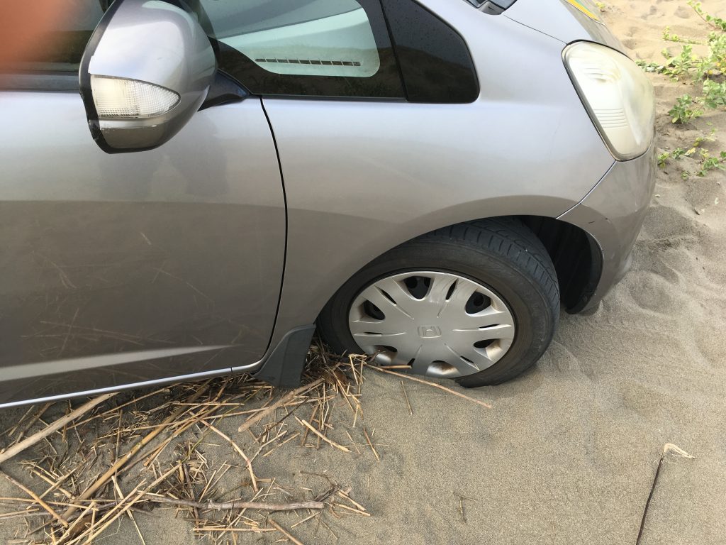 砂浜で車がスタック 実践編 埋まったあとの脱出方法 おけば走る子