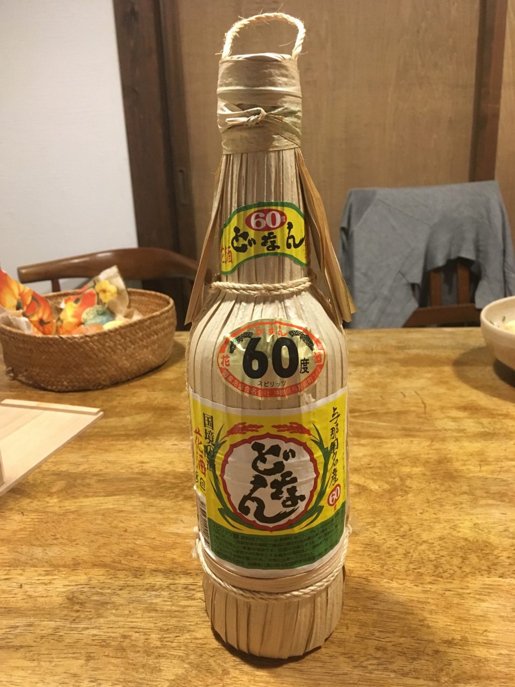 火が付いた 60度の与那国名産泡盛 どなん の花酒は原料用アルコール おけば走る子